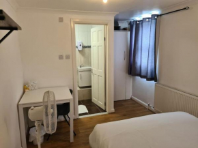 Close To Tower Bridge Central London - 4 Bedroom House - 3 Bathrooms - Free Parking 3 Cars - Sleep 9